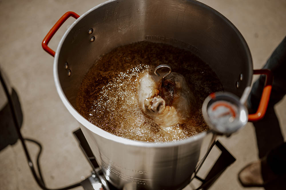 How Much Oil to Fry a 14 lb Turkey (Measure It Right)